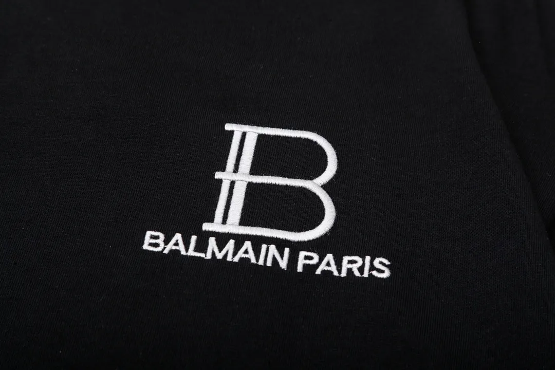 BALMAIN Big B letter embroidery 🪡 The large logo is exquisitely upgraded, inspired by the original Retro fabric of the 1980s. Official Same Style short-sleeved T-shirt. Customized. Gram dyed fabric. Very comfortable to the touch. The latest brick cabinet synchronization for spring and summer. Fashionable and personalized. Super Versatile is good-looking. Very suitable for both men and women. A must-have. Tag. Collar label. Washed wheat. Complete with three labels. Color: Black Size: XS~L